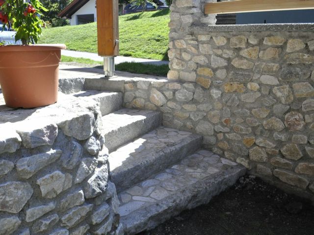 Gepflasterter Stiegenaufgang