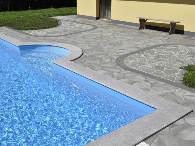 Pflasterung bei Schwimmingpool